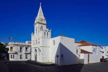 Işıklı hanımefendinin kilisesi. Los Silos. Tenerife. Neo-Gotik perili bir tapınak. Merkezi çan kulesini ve binanın duvarlarının lekesiz beyaz rengini vurguluyor..