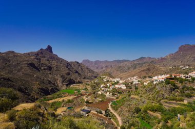 Tejeda kasabası Gran Canaria 'nın merkezinde yer almaktadır. Beyaz önlü evleri ve balkonlarıyla İspanya 'nın en güzel şehirlerinden biri olarak kabul edilir..