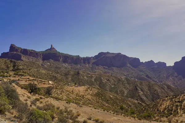 Cruz de Timagada bakış açısından Caldera de Tejeda 'nın muhteşem manzarasının tadını çıkarabilirsiniz. Buradan Roque Nublo 'yu, onu destekleyen büyük platformun duvarlarının üstünde görebilirsiniz..