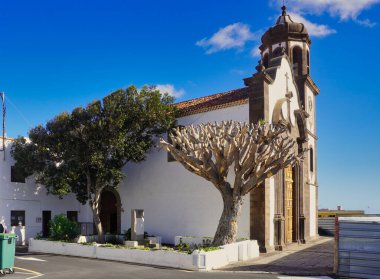 San Juan Bautista Kilisesi manzarası. Arico. Tenerife. (Kanarya adaları İspanya). 18. yüzyıldan kalma tarihi eser ilan edilmiş bir bina..