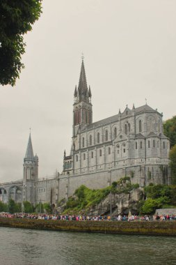 Lourdes Leydisinin Sığınağı, Fransa 'nın Lourdes kentindeki Bakire Meryem' e adanmış bir grup bina ve mekandır. Burada Bakire, Bernadette Soubirous 'un önünde belirdi..
