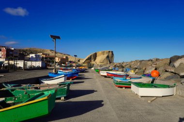 Tajao 'da. Tenerife. Kanarya Adaları. Sahilin yanındaki büyük bir kaya bölgede balık avlayan geleneksel teknelere barınak olarak kullanıldı ve büyük bir balıkçılık geleneğine sahip bir sahil merkezi kuruldu..