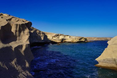 Tenerife 'nin güney kıyıları, sünger taşlarının sarı tonlarının ve rüzgarın hakim olduğu aşındırıcı formların olduğu manzaralarla doludur. Tajao, Güney Tenerife, Kanarya Adaları, İspanya.