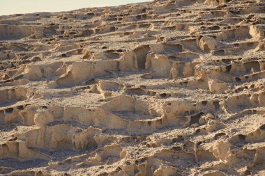Tajao, Güney Tenerife, Kanarya Adaları, İspanya. Rüzgâr erozyonundan kaynaklanan manzara. Adanın bu bölgesinde şiddetli rüzgar tafonileri yontuyor, kayalarda tuhaf şekiller ve oyuklar var.