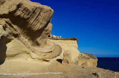 Tenerife 'nin güney kıyıları, sünger taşlarının sarı tonlarının ve rüzgarın hakim olduğu aşındırıcı formların olduğu manzaralarla doludur. Tajao, Güney Tenerife, Kanarya Adaları, İspanya.