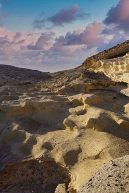 Tajao, Güney Tenerife, Kanarya Adaları, İspanya. Rüzgâr erozyonundan kaynaklanan manzara. Adanın bu bölgesinde şiddetli rüzgar tafonileri yontuyor, kayalarda tuhaf şekiller ve oyuklar var.