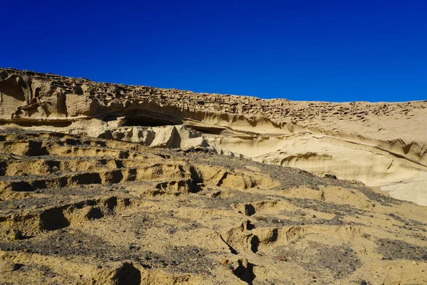 Tajao, Güney Tenerife, Kanarya Adaları, İspanya. Rüzgâr erozyonundan kaynaklanan manzara. Adanın bu bölgesinde şiddetli rüzgar tafonileri yontuyor, kayalarda tuhaf şekiller ve oyuklar var.