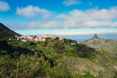 Las Carboneras, Anaga bölgesinde bulunan küçük bir köydür. Tenerife. Kanarya kırsal mimarisinin prototipi olan bazı evleri ve çeşitli restoranları barındırır.