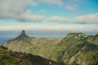 El Roque de Taborno, Tenerife 'deki en sembolik yerlerden biridir. Aynı zamanda Taborno Kalesi ya da Anaga Kalesi olarak da bilinir ve erozyonun gücünün kanıtıdır..
