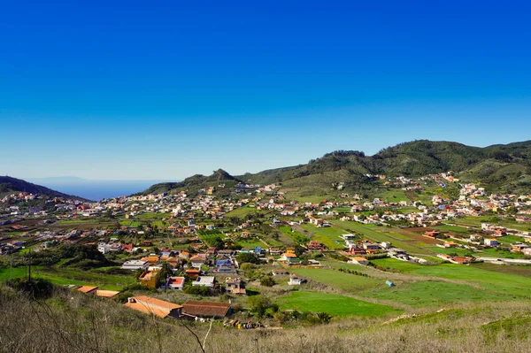 Jardina 'nın manzarası. Tenerife. Jardina 'dan lagün ovasının ve onu oluşturan köylerin üzerinden muhteşem manzaralar alabilirsin..