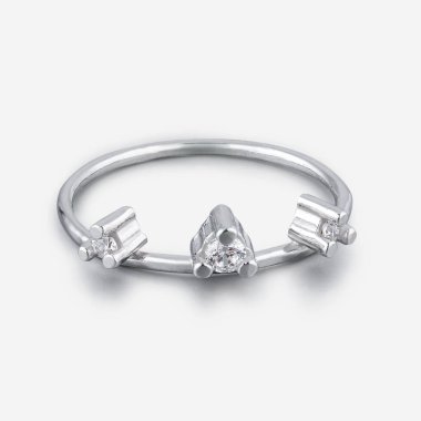 Açık gri zemin üzerinde zirkonyum ile gümüş halka