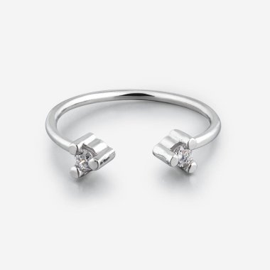 Gümüş yüzük, hafif graya arka planında zirkonyum ile izole edilmiş.