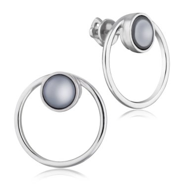 Beyaz zemin üzerinde zarif inci küpeler yakın plan