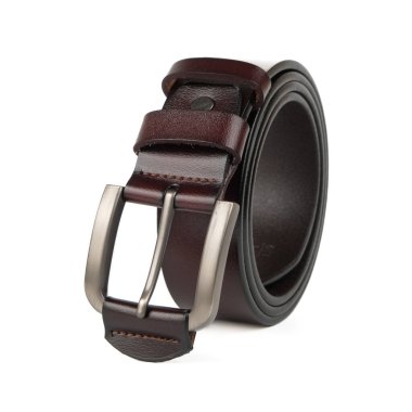 Beyaz bir arka planda, metal tokalı koyu kırmızı deri bir kemer. Moda aksesuarları ya da erkek kıyafetleri için mükemmel..