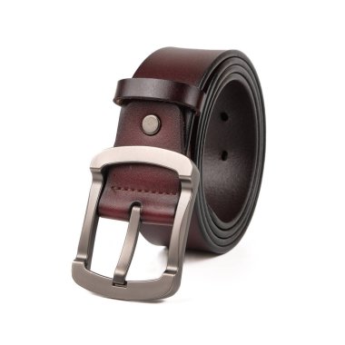 Beyaz bir arka planda, metal tokalı koyu kırmızı deri bir kemer. Moda aksesuarları ya da erkek kıyafetleri için mükemmel..