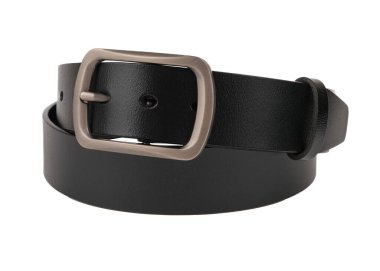 Beyaz bir arka planda, metal tokalı şık siyah deri bir kemer. Moda aksesuarları ya da erkek kıyafetleri için mükemmel..