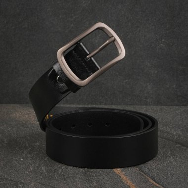 Gri taştan bir yüzeye sarılı siyah bir deri kemer ve gümüş toka havada süzülüyor gibi görünüyor. Bu benzersiz görüntü kemerin kalitesini ve işçiliğini vurguluyor. Yüzen tokalı eşsiz perspektif sihre bir dokunuş ekler.