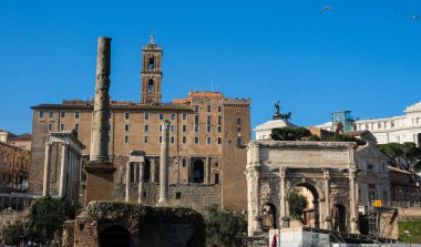 Roma Forumu ve İtalya 'nın başkenti Roma' daki ikonik UNESCO Dünya Mirası sahası Palatine Hill 'i keşfedin. Etrafı antik harabeler, sütunlar ve İtalyan çamlarıyla çevrili.