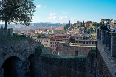 Roma Forumu ve İtalya 'nın başkenti Roma' daki ikonik UNESCO Dünya Mirası sahası Palatine Hill 'i keşfedin. Etrafı antik harabeler, sütunlar ve İtalyan çamlarıyla çevrili.