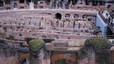 Bir UNESCO Dünya Mirası sahası olan Roma, İtalya 'daki ikonik Colosseum' u araştırın. Bu video, antik arenasını, yeraltı odalarını ve etkileyici seyirci tribünlerini gösteriyor. Görülmesi gereken turistik bir yer.