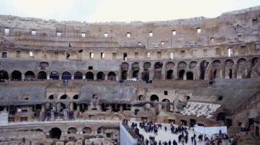 Bir UNESCO Dünya Mirası sahası olan Roma, İtalya 'daki ikonik Colosseum' u araştırın. Bu video, antik arenasını, yeraltı odalarını ve etkileyici seyirci tribünlerini gösteriyor. Görülmesi gereken turistik bir yer.