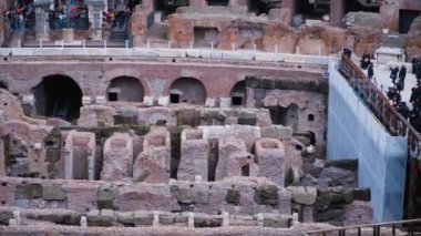 Bir UNESCO Dünya Mirası sahası olan Roma, İtalya 'daki ikonik Colosseum' u araştırın. Bu video, antik arenasını, yeraltı odalarını ve etkileyici seyirci tribünlerini gösteriyor. Görülmesi gereken turistik bir yer.