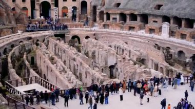 Bir UNESCO Dünya Mirası sahası olan Roma, İtalya 'daki ikonik Colosseum' u araştırın. Bu video, antik arenasını, yeraltı odalarını ve etkileyici seyirci tribünlerini gösteriyor. Görülmesi gereken turistik bir yer.