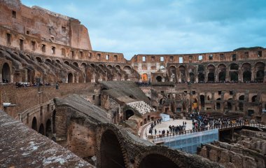 Roma Kolezyumu 'nun çarpıcı iç mekanını keşfederek antik mimarisini, arenasını, yeraltı yapılarını ve Roma, İtalya' daki ikonik UNESCO Dünya Mirası statüsünü gözler önüne serdi..
