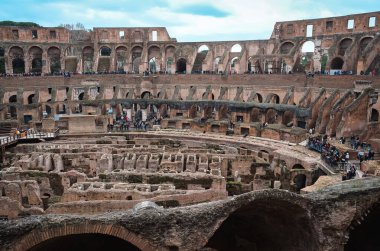 Kolezyum. Roma. İtalya. Kolezyum 'un tribün, arenanın ve yeraltı yapılarının manzarası. UNESCO Dünya Mirası Alanı
