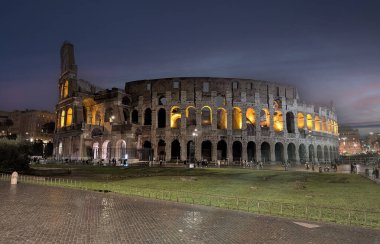 Kolezyum. Roma. İtalya. Kolezyum 'un tribün, arenanın ve yeraltı yapılarının manzarası. UNESCO Dünya Mirası Alanı. Akşamları kolezyum