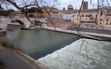 Tiber Nehri manzarası ve İtalya 'nın büyüleyici Trastevere mahallesinde tarihi bir köprü. Bu popüler turizm merkezi tarih, kültür ve hareketli gece hayatının bir karışımını sunuyor.