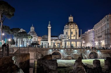 Roma Forumu 'nun büyüleyici manzarası alacakaranlıkta projektörlerin altın ışığında yıkandı. İtalya 'nın Roma kentindeki bu ikonik tarihi mekan turistler için görülmesi gereken bir yer..
