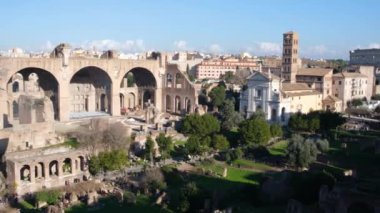 Roma Forumu 'nun manzarası, Palatine Hill. Kolezyum bölgesi. Roma, İtalya. Video 4K