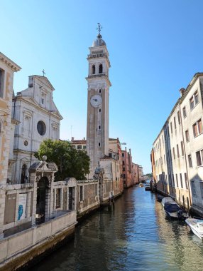 İtalya 'nın Venedik kentindeki küçük bir kanal manzarası eşsiz cazibesini, tarihi binalarını ve romantik atmosferini sergiliyor. Dünya çapında turistler için popüler bir tatil beldesi.