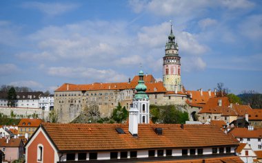 Çek Cumhuriyeti 'nin eski Cesky Krumlov kasabası üzerindeki hava manzarası.