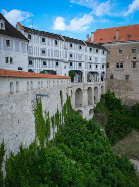 Çek Cumhuriyeti 'nin eski Cesky Krumlov kasabası üzerindeki hava manzarası.