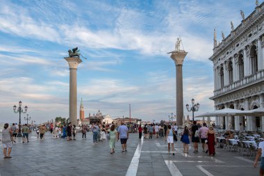 Venedik, İtalya. Aziz Mark Meydanı 'nda Venedik' in koruyucu azizlerinin anıtları var. Tarihi mimarisi ve tarihi yapıları olan ana meydan. İtalya 'da popüler turizm beldesi