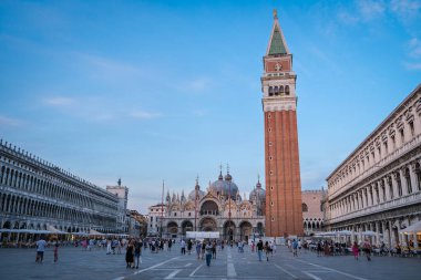 İtalya 'nın Venedik kentindeki St. Mark Meydanı' nın nefes kesici manzarası görkemli St. Mark Bazilikası, Doge Sarayı ve ikonik Campanile 'i vurguluyor. Çekiciliği bol tarihi ve popüler bir turizm merkezi.