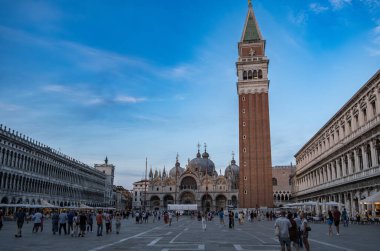 İtalya 'nın Venedik kentindeki St. Mark Meydanı' nın nefes kesici manzarası görkemli St. Mark Bazilikası, Doge Sarayı ve ikonik Campanile 'i vurguluyor. Çekiciliği bol tarihi ve popüler bir turizm merkezi.