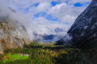 Hallstatt, Avusturya 'nın özünü görkemli dağlarının, derin geçitlerin ve kristal gibi berrak derelerin bu manzaralı görüntüsüyle yakalayın. Avusturya Alplerinde popüler bir turizm beldesi