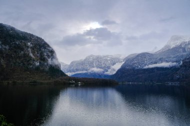 Hallstatt, Avusturya 'nın özünü görkemli dağlarının, derin geçitlerin ve kristal gibi berrak derelerin bu manzaralı görüntüsüyle yakalayın. Hallstatt Gölü 'nün üzerinde bulutlar yüzüyor.