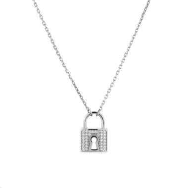 Gümüş zincirli zarif gümüş kolye, beyaz arka planda izole edilmiş.