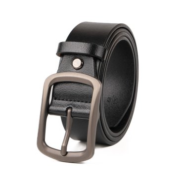 Şeffaf bir arka planda izole edilmiş sağlam metal tokalı yüksek kaliteli kahverengi deri bir erkek kemeri. Moda, e-ticaret ve ürün tasarım sunumları için mükemmel.