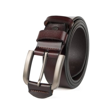 Şeffaf bir arka planda izole edilmiş sağlam metal tokalı yüksek kaliteli kahverengi deri bir erkek kemeri. Moda, e-ticaret ve ürün tasarım sunumları için mükemmel.