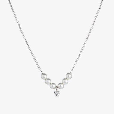 Beyaz arka planda izole edilmiş zarif gümüş zincirli inci kolye. Üst görünüm