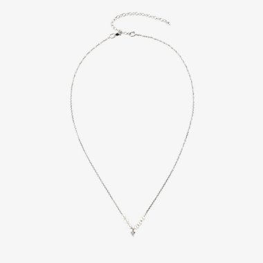 Beyaz arka planda izole edilmiş barok inci kolyeli zarif gümüş bir zincir. Üst görünüm