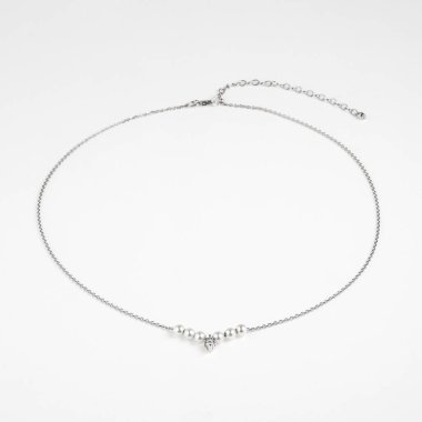 Beyaz arka planda izole edilmiş barok inci kolyeli zarif gümüş bir zincir. Üst görünüm