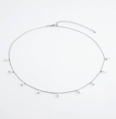 Beyaz arka planda izole edilmiş zarif gümüş zincirli inci kolye. Üst görünüm