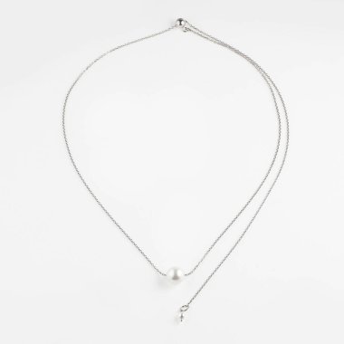 Beyaz arka planda izole edilmiş barok inci kolyeli zarif gümüş bir zincir. Üst görünüm