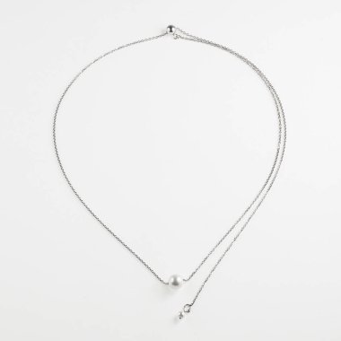 Beyaz arka planda izole edilmiş zarif gümüş zincirli inci kolye. Üst görünüm